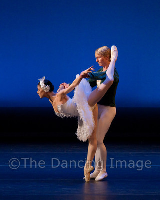 White Swan Pas de Deux-0108